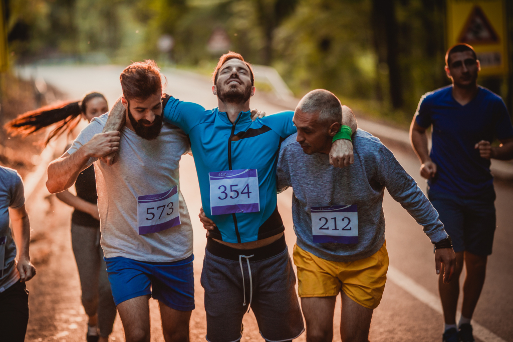 意识到疼痛, 手掌和膝盖, img 意识到疼痛, 手掌和膝盖, img